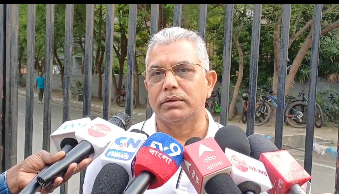 বাইরে থেকে লোকের দরকার নেই আমরাই তৃণমূলকে ক্যালাতে পারি , প্রকাশ্যে হুমকি দিলীপ ঘোষের