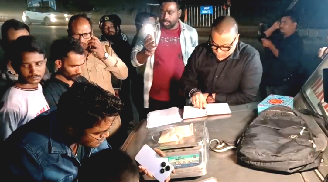 হাত বদলের আগে পুলিশের জালে মাদক কারবারি! ৩০০ গ্রাম ব্রাউন সুগার-সহ গ্রেফতার ২