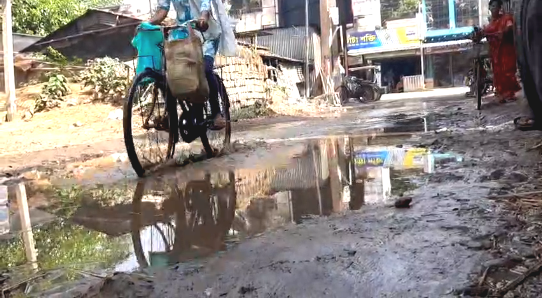 অল্প বৃষ্টিতেই রানাঘাটে নরকযন্ত্রণা! বিজেপি পরিচালিত পঞ্চায়েতে বেহাল রাস্তা, প্রশাসনের উদাসীনতায় ক্ষুব্ধ এলাকাবাসী