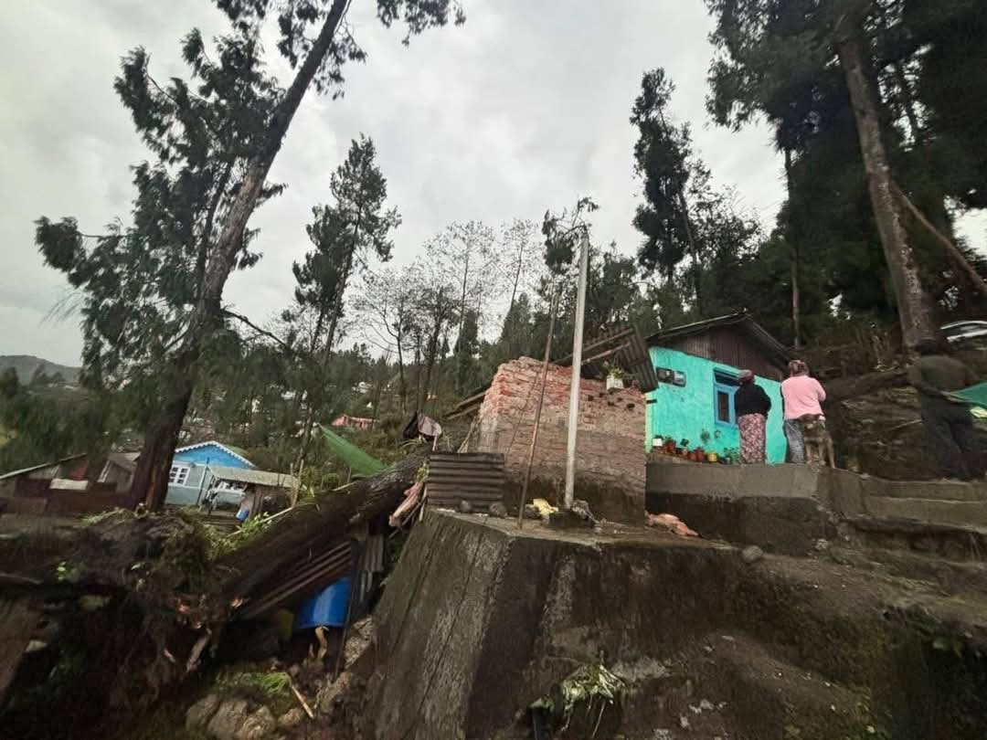 সিকিমে আকস্মিক ঝড়ের তাণ্ডব! বিপর্যস্ত জনজীবন, পর্যটকদের নিরাপদ আশ্রয়ে থাকার সতর্কবার্তা