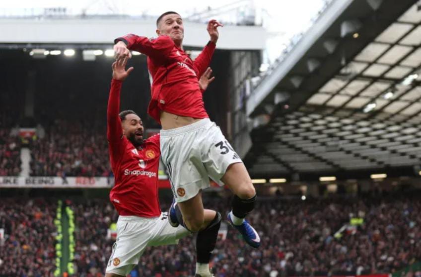 প্রিমিয়ার লিগ , অনবদ্য প্রত্যাবর্তন , অ্যাস্টন ভিলাকে হারিয়ে তিন নম্বরে ম্যান ইউ