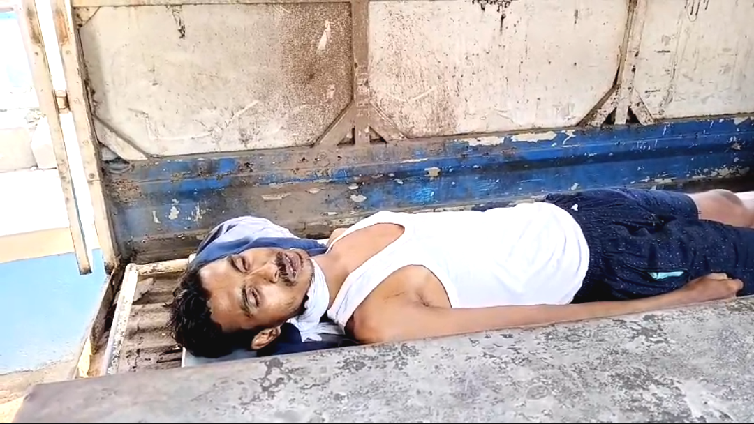 বাড়িতে স্ত্রী-কন্যা রেখে দ্বিতীয় বিয়ে , ২ বউ সামলাতে না পেরে দুনিয়া ছেড়ে চলে গেলেন সিভিক ভলান্টিয়ার