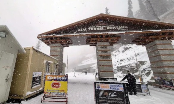 অকাল তুষারপাত জম্মু-কাশ্মীর-হিমাচল-উত্তরাখণ্ডে, বিপর্যস্ত জনজীবন