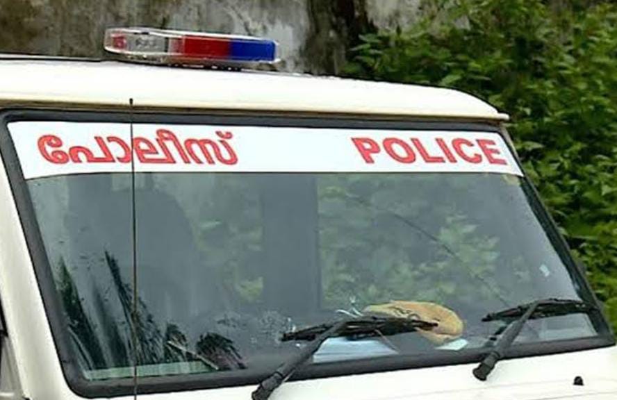 পিষে দিল ১৬ চাকার দৈত্যাকার ট্রাক , কেরলে মর্মান্তিক মৃত্যু ৩ পুলিশকর্মীর