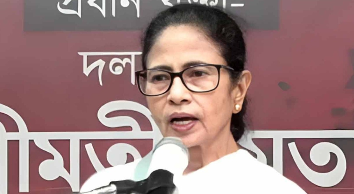 “ক্যাশ দিয়ে লাভ নেই, গ্যাস দিন মানুষকে”, কেন্দ্রকে তোপ মমতার