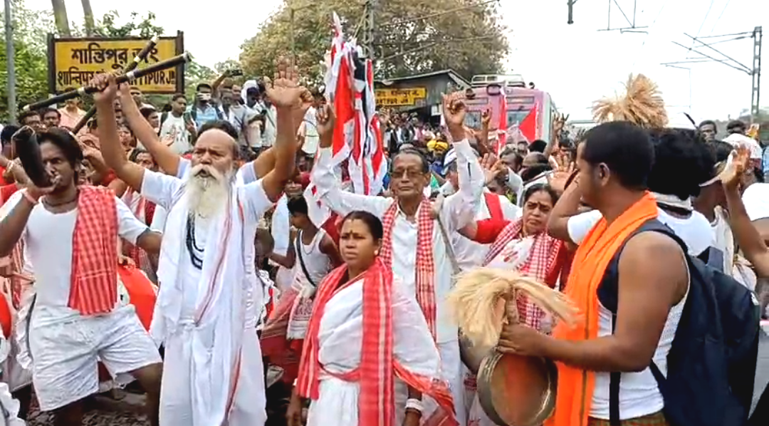 হঠাৎ ট্রেন বাতিল! ঠাকুরবাড়ি যাওয়ার পথে বিপত্তি , শান্তিপুর স্টেশনে রেল অবরোধে মতুয়ারা