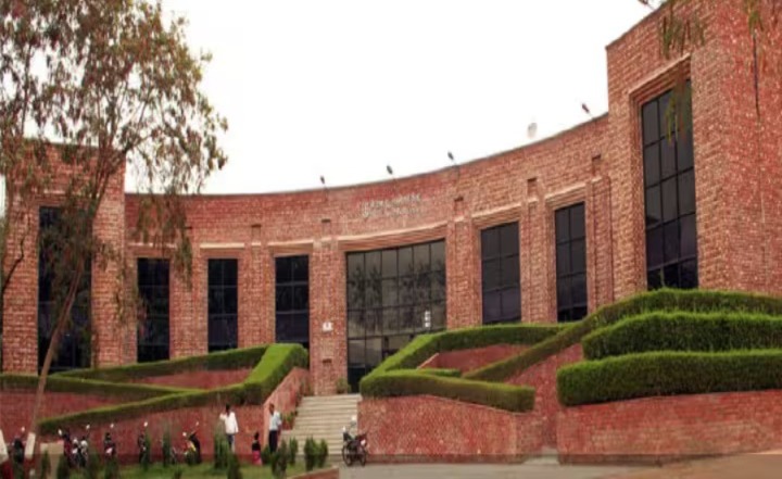 জ্বালানি সঙ্কটের আঁচ JNU-তে, মেনু থেকে বাদ অর্ধেকের বেশি খাবার, ক্ষুব্ধ পড়ুয়ারা