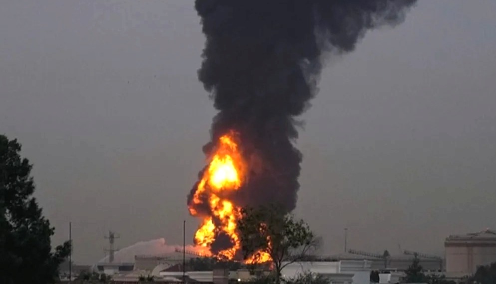 সংযুক্ত আরব আমিরশাহিতে মুহুর্মুহু ড্রোন ও মিসাইল হামলা ইরানের, বন্ধ বিমান পরিষেবা