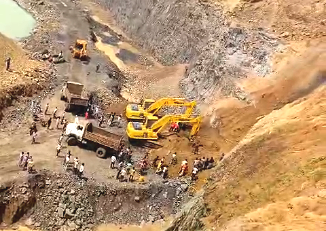 সুরক্ষা বিধি শিকেয় তুলে পাথর উত্তোলন! মুরারইয়ে খাদান ধসে মৃত ২, আহত একাধিক, তুঙ্গে রাজনৈতিক তরজা