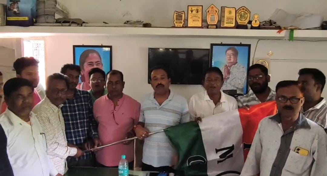 ভোটের মুখে গেরুয়া শিবিরে বিরাট রদবদল , দিনহাটায় দল ছাড়লেন ৪ বিজেপি কর্মী