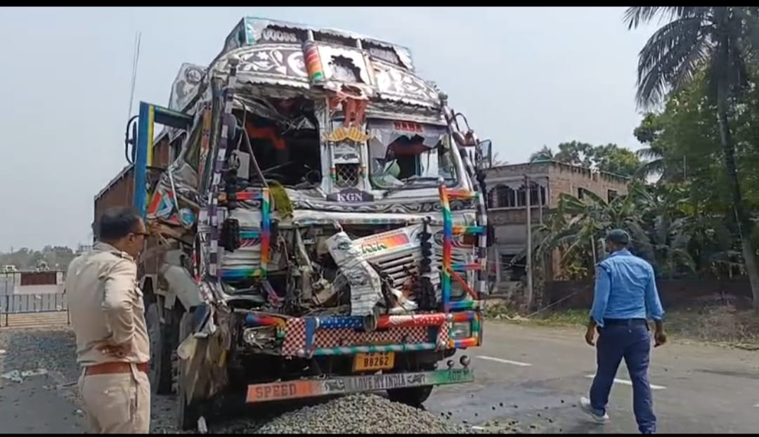 ফের জাতীয় সড়কে জোড়া লরির সংঘর্ষ , গাড়ি দুমড়ে মুচড়ে আহত চালক