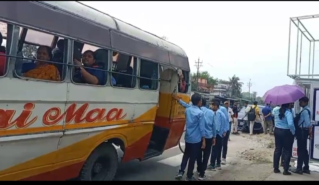 চলন্ত রাস্তায় গাড়ির ঘষাঘষি , মাঝ রাস্তায় বাস চালককে পেটাতে দৌড়লেন ডাক্তারের গাড়ির ড্রাইভার