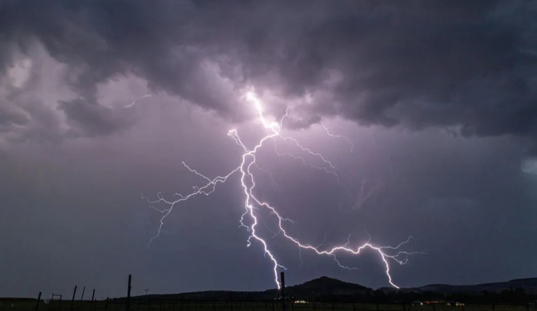 উইকেন্ডে প্রবল সম্ভাবনা কালবৈশাখী ঝড়ের, ১২ জেলায় জারি কমলা সতর্কতা