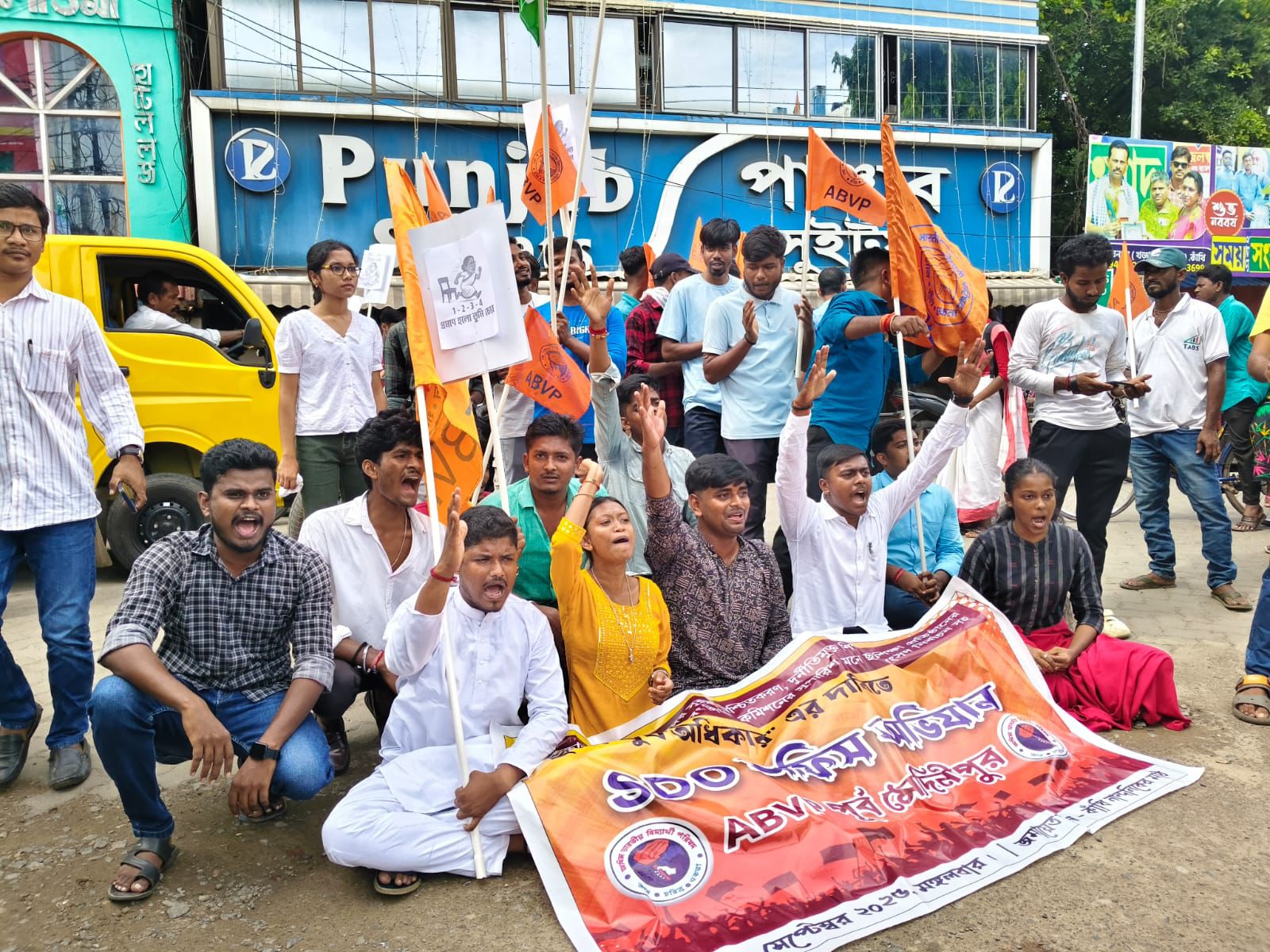 “এবার তোমার চেয়ার যাবে,” মমতাকে ঘিরে স্লোগান দিতেই বেধড়ক ধোলাই পুলিশের