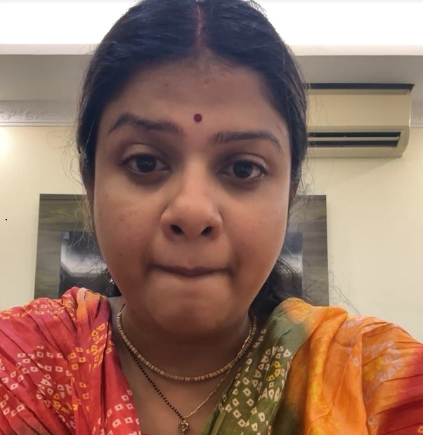 দাম্পত্য জীবনে উষ্ণতা বাড়াতে ‘থ্রিসামে’র প্রস্তাব, সব্যসাচীর বিকৃত যৌনতা নিয়ে মুখ খুললেন সুস্মিতা