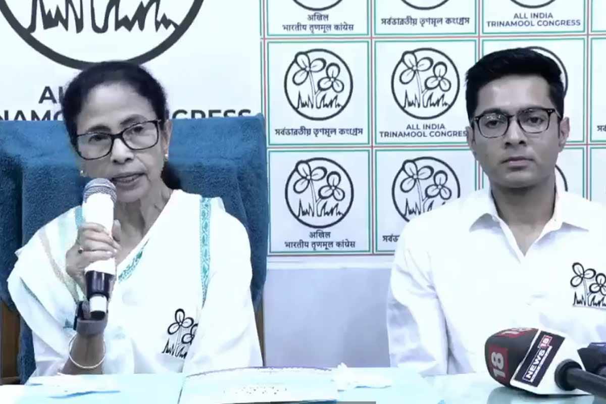 বাংলায় ঘোষিত রাষ্ট্রপতি শাসন চলছে ,  প্রশাসনিক রদবদল ঘিরে বিজেপি - কমিশনকে তোপ মমতার