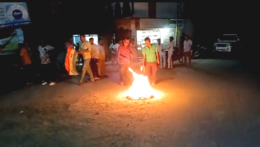 বহিরাগত নয়, ভূমিপুত্র চাই ,  টিকিট না পেয়ে পলাশীপাড়ায় তৃণমূলের নজিরবিহীন বিদ্রোহ