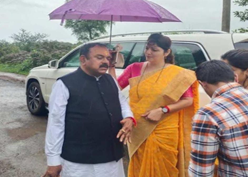 ধর্ষকের সঙ্গে ঘনিষ্ঠ সম্পর্ক মহিলা কমিশনের প্রধানের , রূপালীর পদত্যাগের দাবিতে শোরগোল মহারাষ্ট্রে