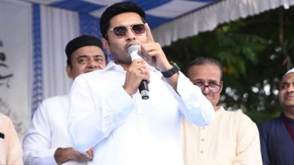 “ভাইকে ভাইয়ের বিরুদ্ধে লড়ানো হচ্ছে”, রেড রোড থেকে ঐক্যবদ্ধ থাকার বার্তা অভিষেকের