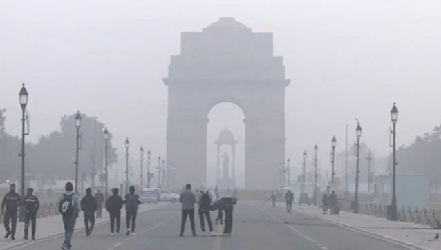 মার্চেও কুয়াশার চাদরে মোড়া দিল্লি, তাপমাত্রা ১৪-র ঘরে