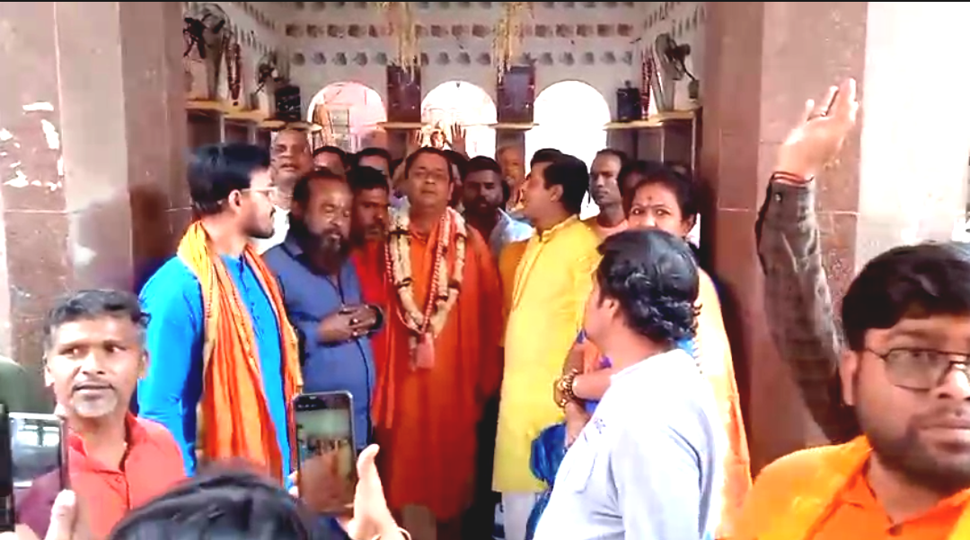 বিশ্বের দরবারে নবদ্বীপকে তুলে ধরাই লক্ষ্য! মহাপ্রভুর চরণে সষ্টাঙ্গে প্রণাম জানিয়ে নির্বাচনী যুদ্ধের শুভসূচনা শ্রুতিশিখর গোস্বামীর