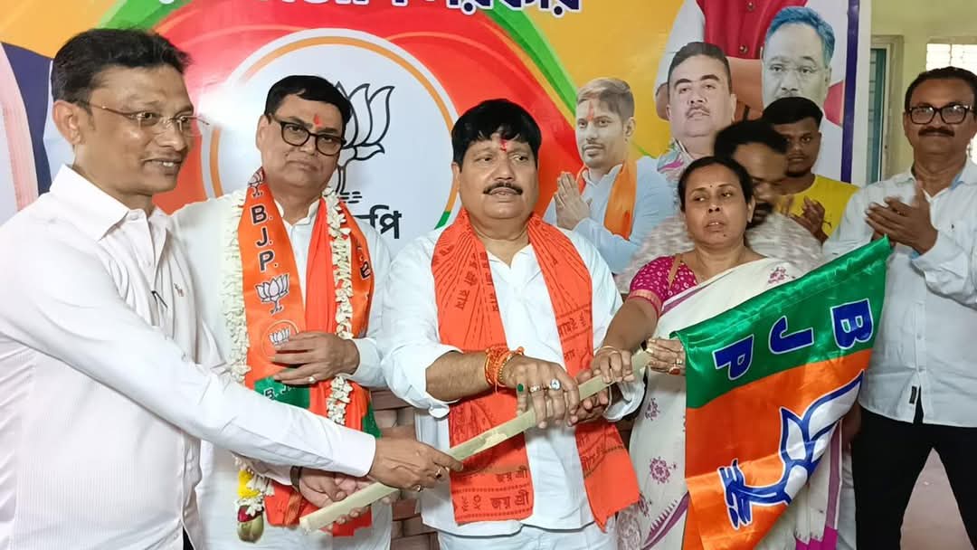 ভোটের আগে ঘাসফুল শিবিরে ধাক্কা , বিজেপিতে যোগ মন্ত্রী জ্যোতিপ্রিয় ঘনিষ্ঠের