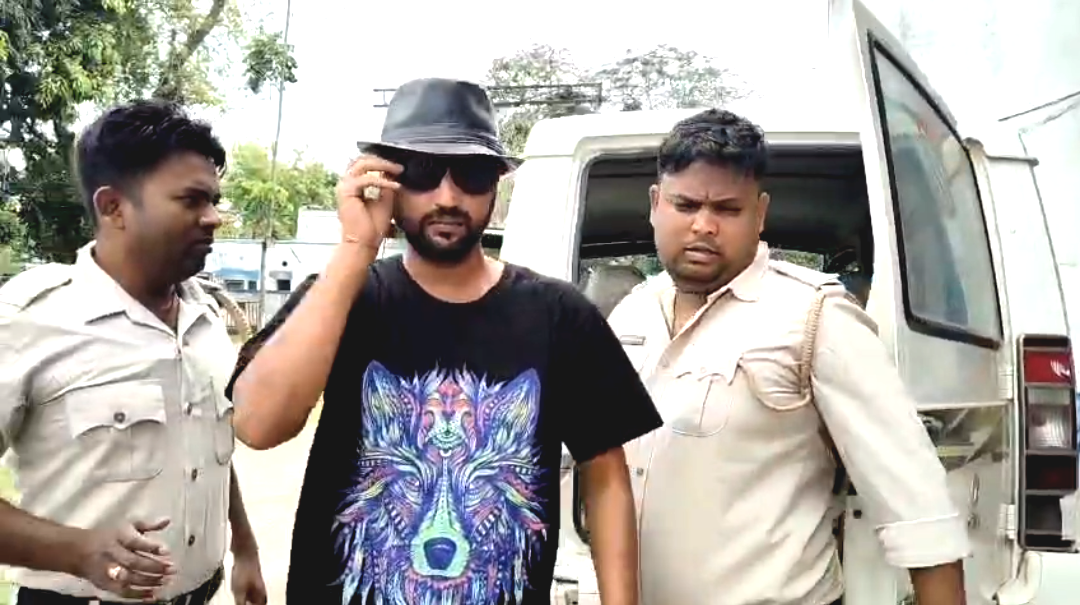 সোশ্যাল মিডিয়ায় প্রার্থী ব্রজকিশোর গোস্বামীকে গালিগালাজ , ভোটের আগে রণক্ষেত্র শান্তিপুর