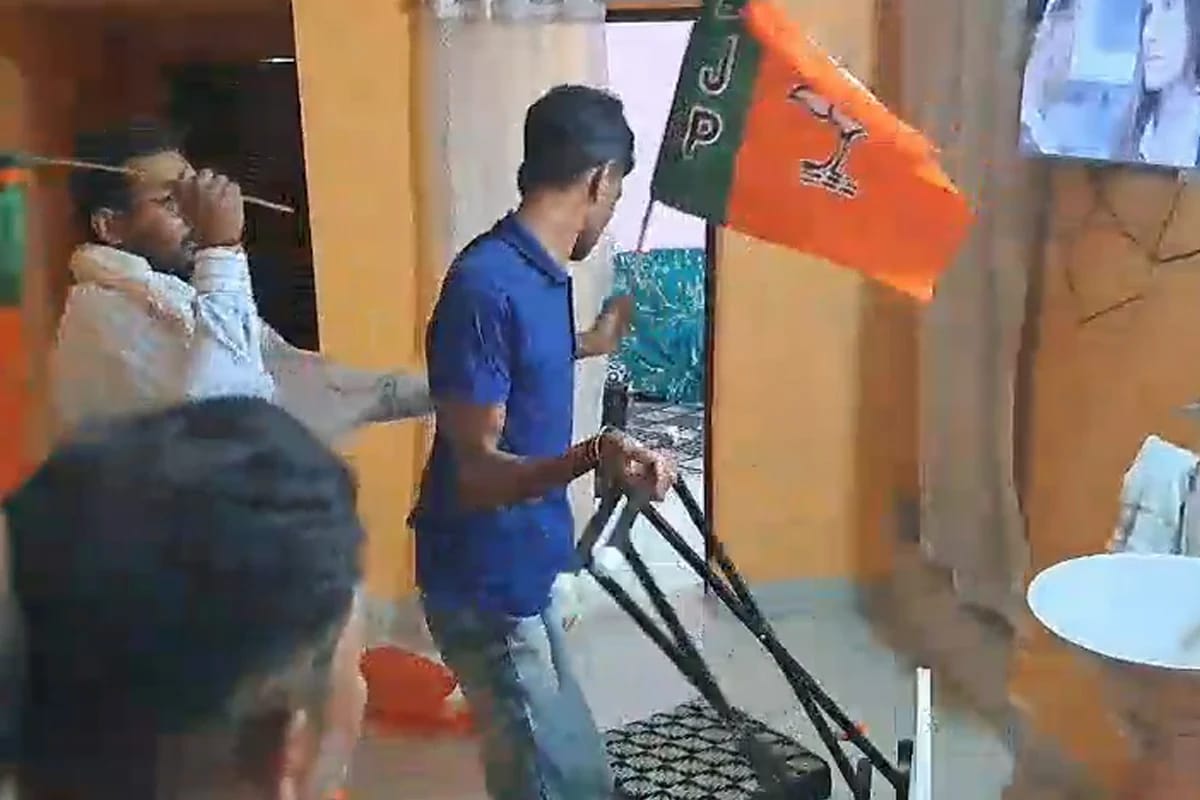 বাইরের লোককে প্রার্থী করার অভিযোগ, নারায়ণগড়ে বিজেপি অফিসে ভাঙচুর