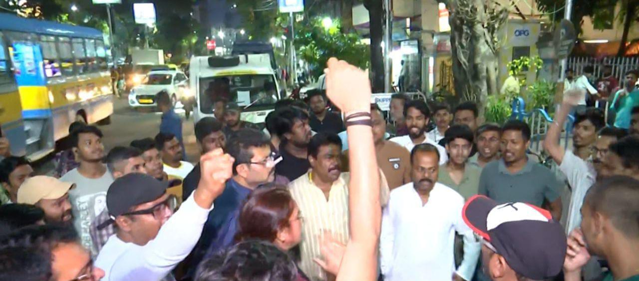 খোদ মুখ্যমন্ত্রীর গড়ে পোস্টার বিতর্কে উত্তেজনা , শাসক - বিরোধী তরজা তুঙ্গে