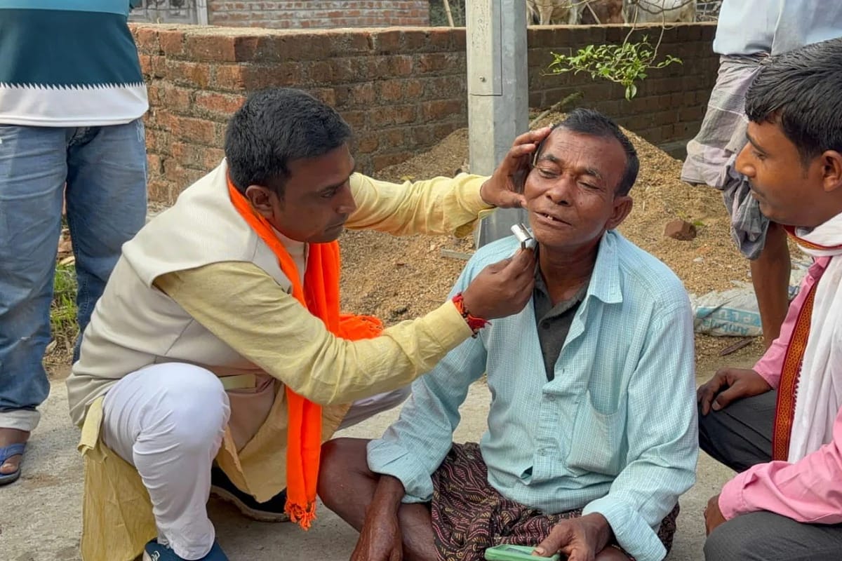 ভোটের প্রচারে ব্যতিক্রমী দৃশ্য , নাপিতের ভূমিকায় বিজেপি প্রার্থী অনুপ কুমার সাহা