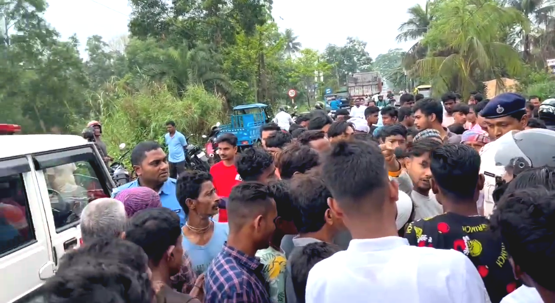 ফেরিওয়ালা সেজে শিশু চুরির চেষ্টা , হলদিয়ায় পুলিশের হাতে আটক যুবক