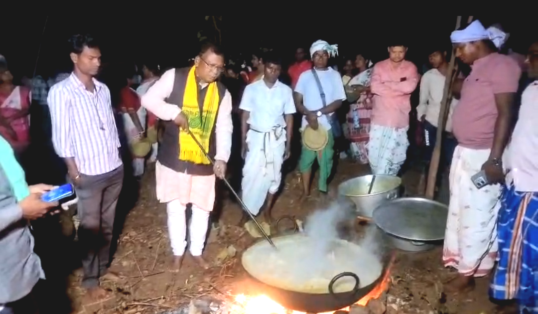 বাহা উৎসবে মুখোমুখি বিজেপি-তৃণমূল, বিজেপি প্রার্থীর মাদলের তালে নাচলেন তৃণমূল প্রার্থী