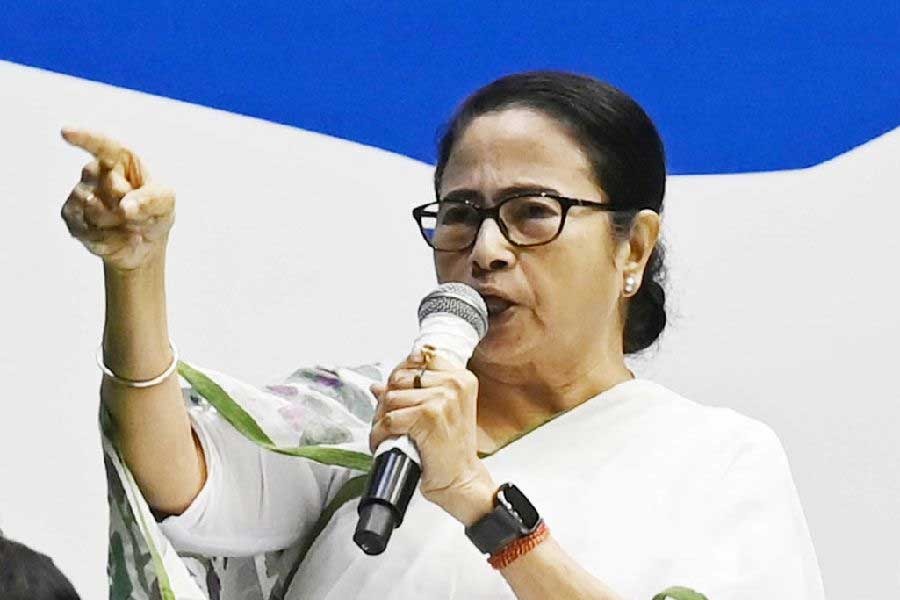 ভোট প্রচারের শুরুতেই বাধা , পিছিয়ে গেল  মমতার উত্তরবঙ্গের সভা