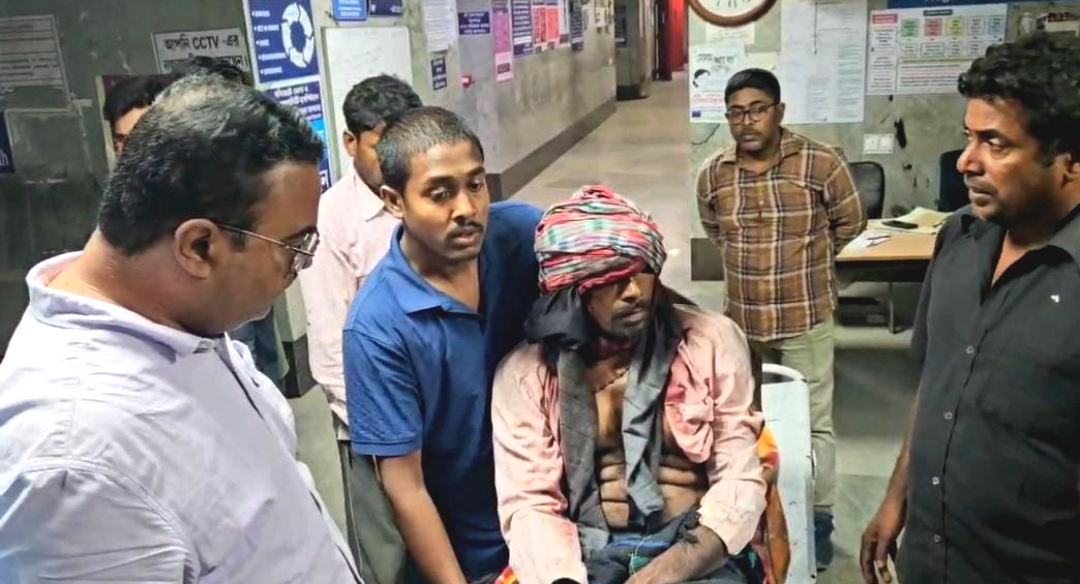 সুন্দরবনে বাঘের থাবায় রক্তাক্ত মৎস্যজীবী , সঙ্গীদের সাহসিকতায় নিশ্চিত মৃত্যুর মুখ থেকে উদ্ধার