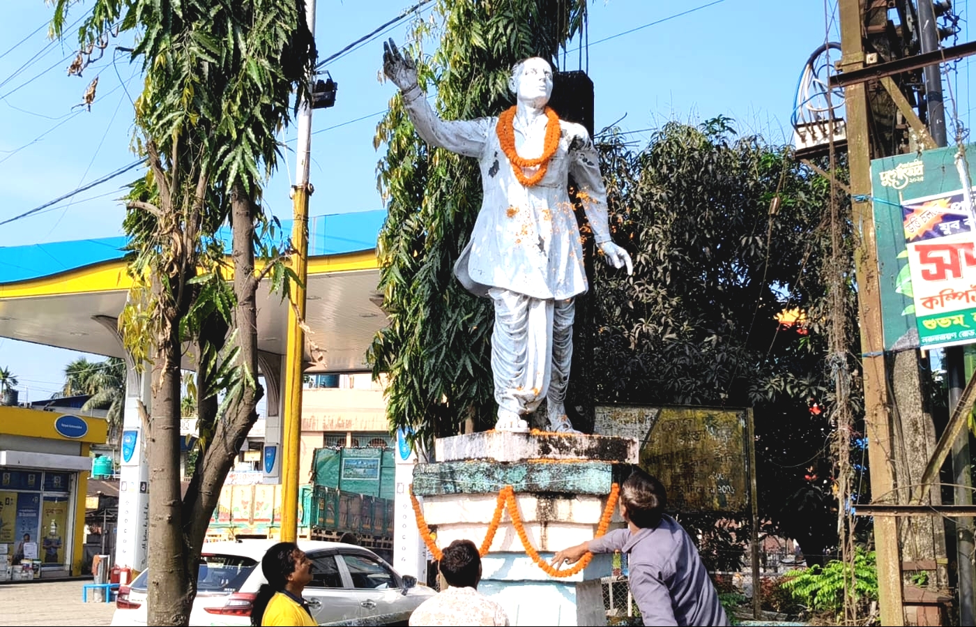 বিপ্লবী মাস্টারদা সূর্য সেনের ১৩২তম জন্মজয়ন্তী , কোচবিহারে চারাগাছ বিলি ও শ্রদ্ধার্ঘ্য অর্পণ