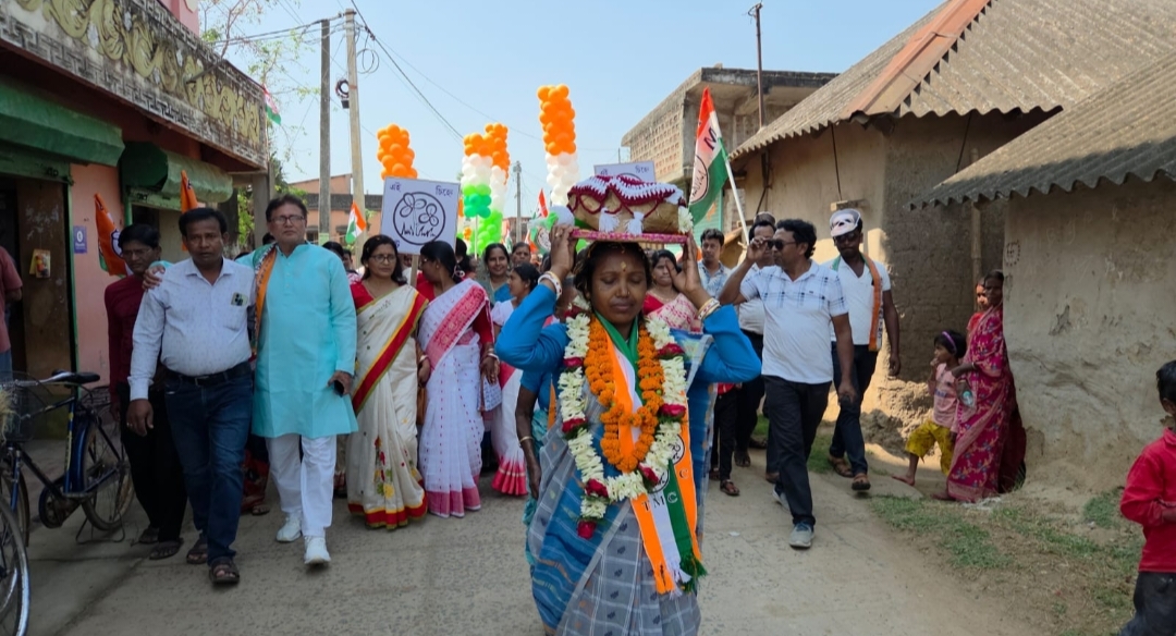 ছুটির দিনে ইন্দাসে প্রচারে মাতলেন তৃণমূল প্রার্থী , কর্মী-সমর্থকদের উদ্দীপনা তুঙ্গে
