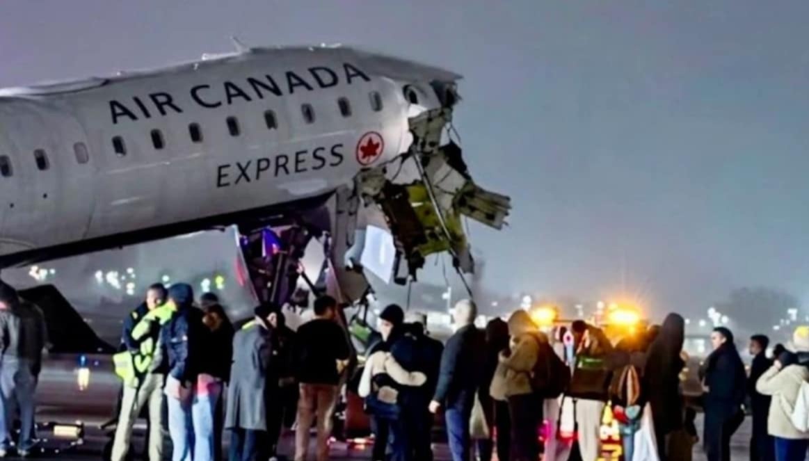 যাত্রীবোঝাই বিমানের সঙ্গে সজোরে ধাক্কা দমকলের ট্রাকের, আহত ১০০