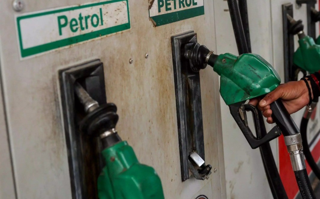 মজুত শেষ, যে কোনো সময় বন্ধ হয়ে যাবে দেশের সব পেট্রোল পাম্প