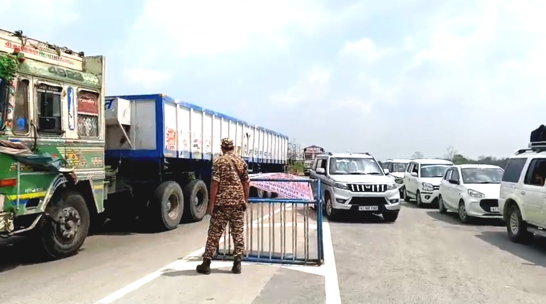 বক্সিরহাটে নগদ টাকার পাহাড়! নাকা চেকিংয়ে ৩টি গাড়ি থেকে উদ্ধার লক্ষ লক্ষ টাকা, চাঞ্চল্য সীমান্ত এলাকায়