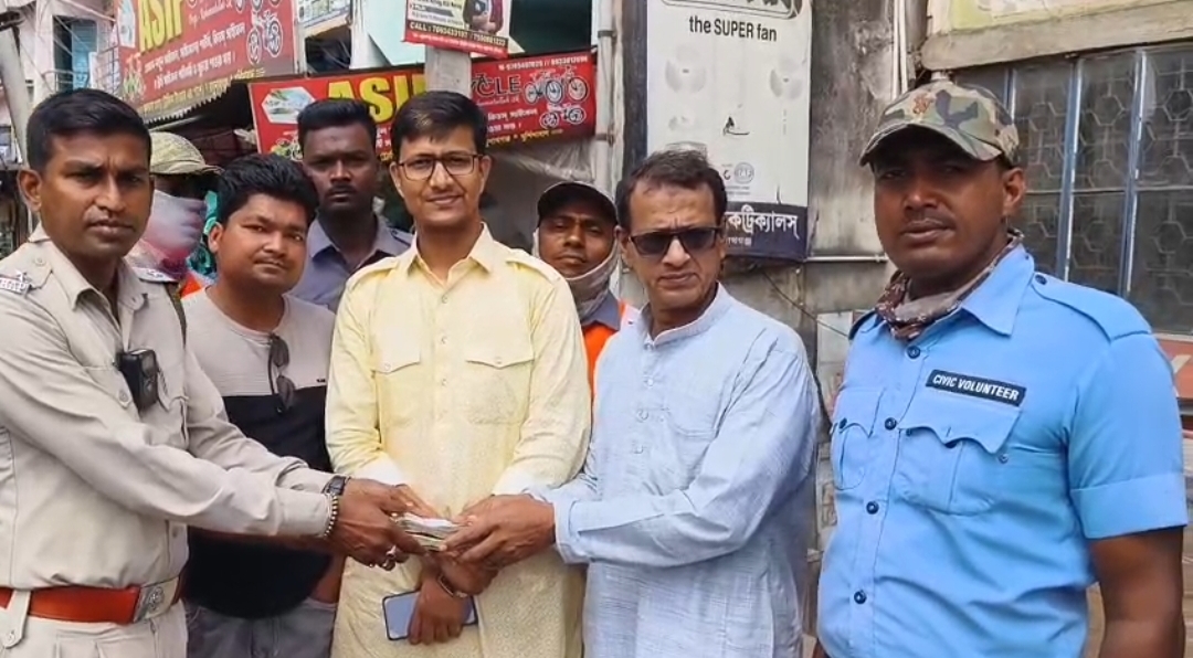 যুদ্ধের দুনিয়ায়ও সততার পরিচয় ট্রাফিক পুলিশের , ১ লক্ষ টাকা কুড়িয়ে পেয়ে ফেরত দিলেন সাবির শেখ