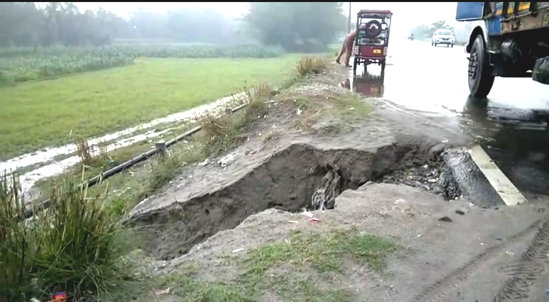 মরণফাঁদ মেখিলিগঞ্জ রাজ্য সড়কে! বৃষ্টিতে ধসে গেল রাস্তার একাংশ, বড় বিপদ না হলে হুঁশ ফিরবে না প্রশাসনের