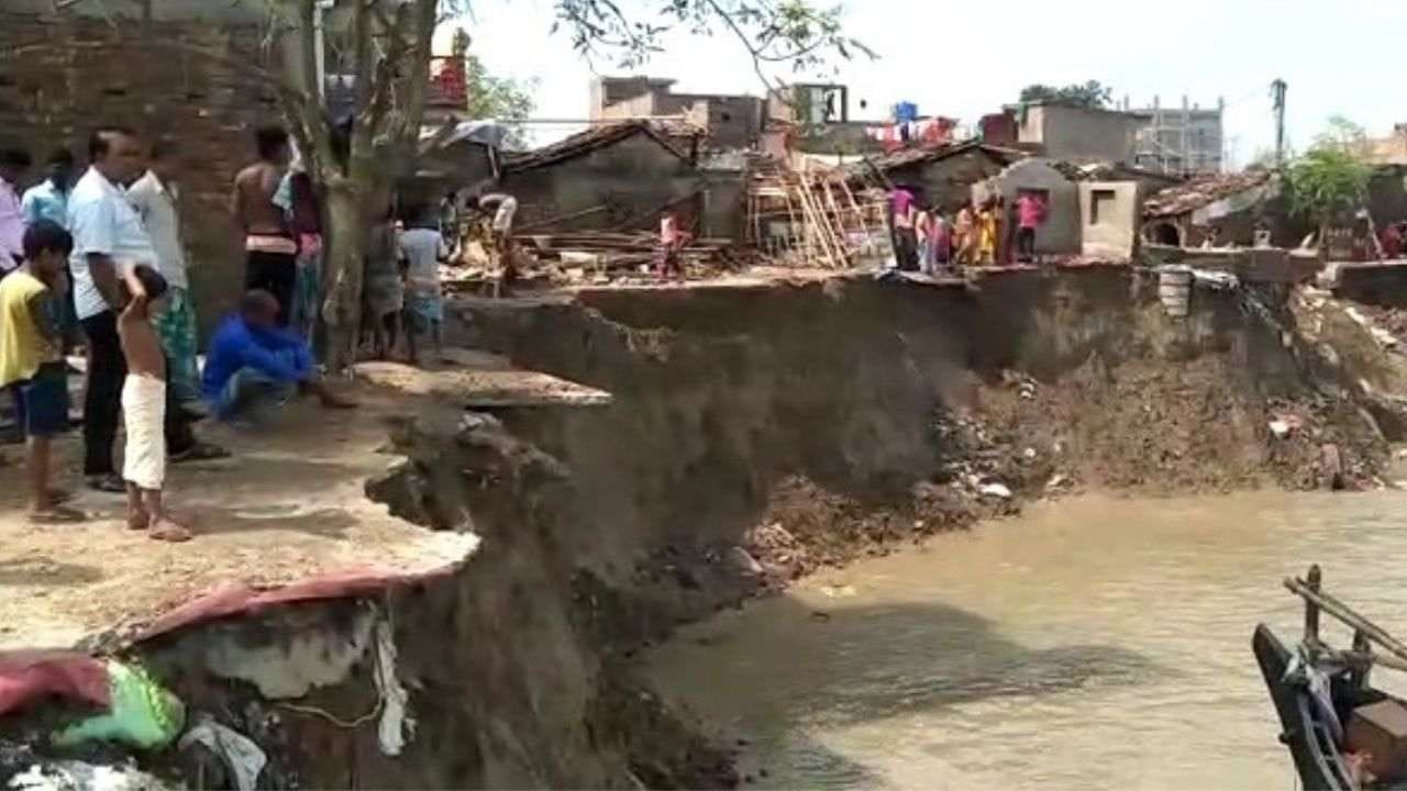 নদীপাড়ে ভয়াবহ ভাঙন সামশেরগঞ্জে , বরাতজেরে প্রাণে বাঁচল পরিবার