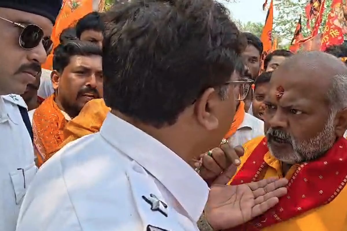 রামনবমীর মিছিলে অস্ত্র বিতর্ক , পুলিশ - বিজেপি ধস্তাধস্তিতে উত্তেজনা নিউটাউনে