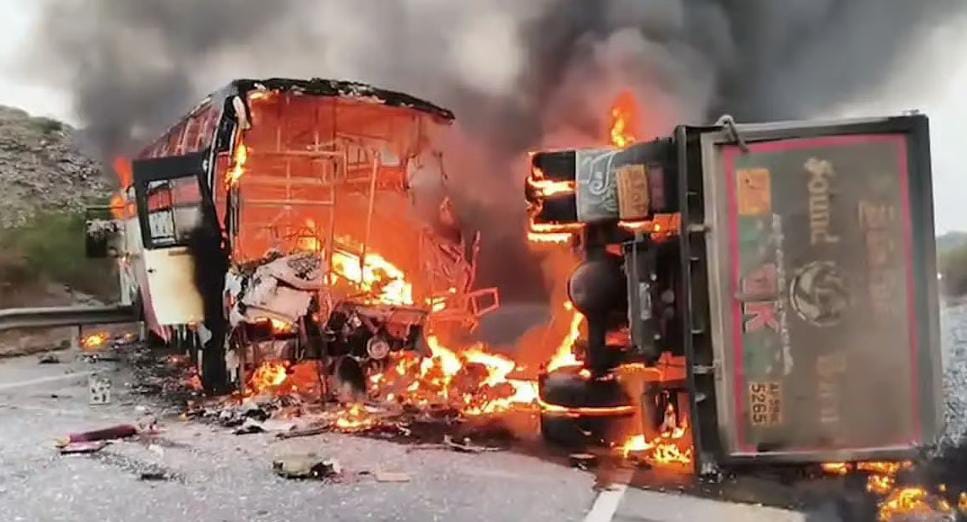 যাত্রীবাহী বাসের সঙ্গে ভয়াবহ সংঘর্ষ ট্রাকের , ঝলসে মৃত্যু কমপক্ষে ১৪ জনের , আহত ২০