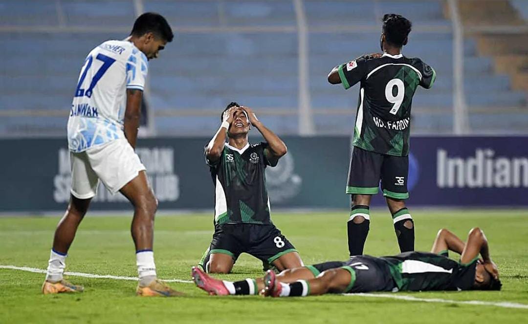 ইস্টবেঙ্গলের বিরুদ্ধে লজ্জার হারের পর মোটা অঙ্কের জরিমানা , বিপাকে মহামেডান