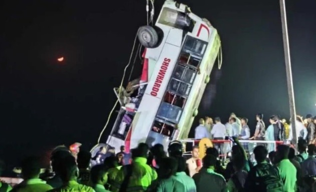 পদ্মানদীতে পড়ে যায় যাত্রীবোঝাই বাস, মৃত বেড়ে ২৪