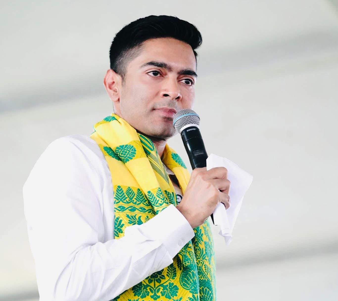 আচ্ছে দিনের নামে শুধু ভাষণবাজি চালাচ্ছে , ধূপগুড়ি সভা থেকে বিজেপিকে আক্রমণ অভিষেকের