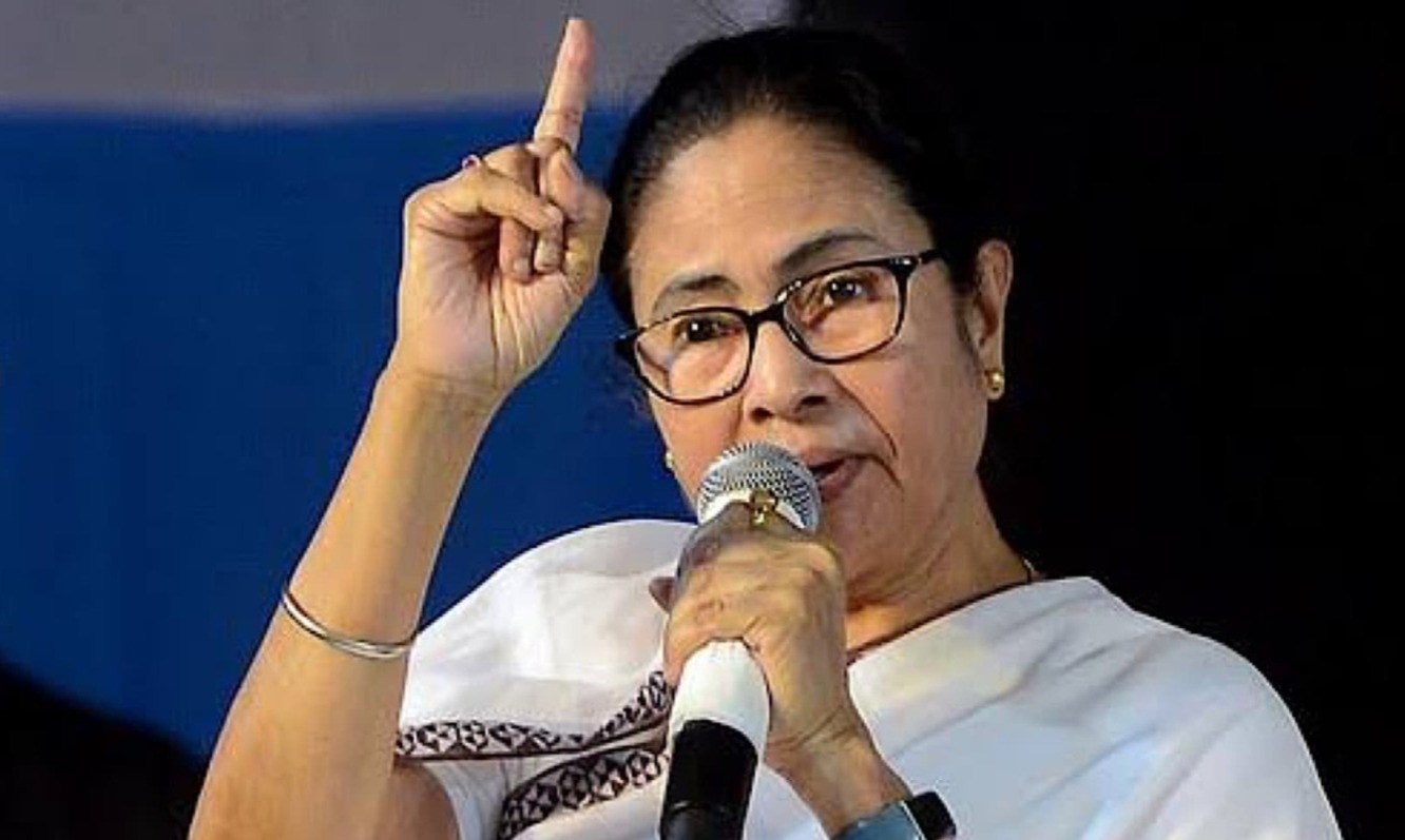 “যা চলছে ছাড়িয়ে যাবে সুপার হিটলারকেও”, কমিশন ও বিজেপিকে তোপ মমতার