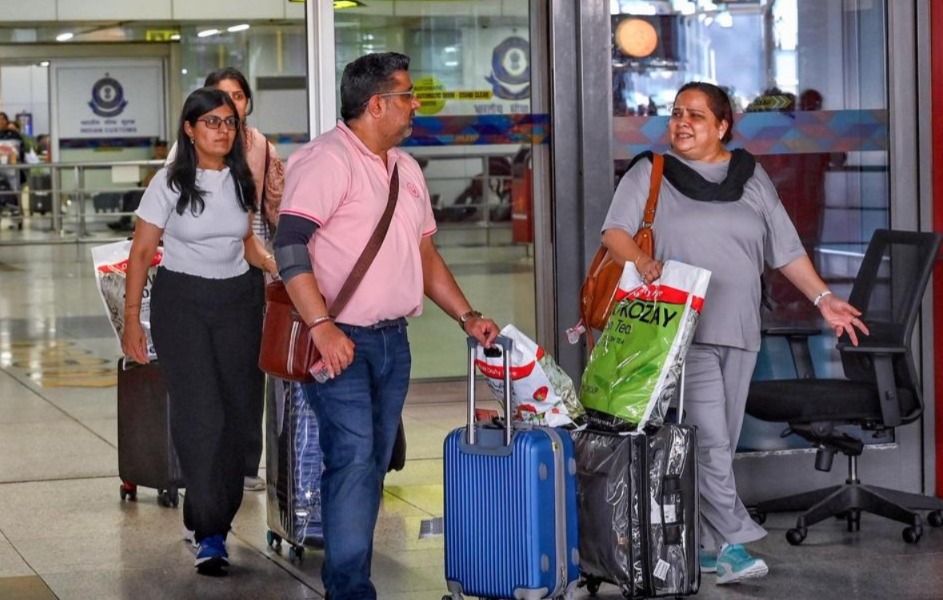 আকাশসীমা বন্ধ, যুদ্ধবিধ্বস্ত মধ্যপ্রাচ্যে আটকে লক্ষাধিক ভারতীয়, জানাল কেন্দ্র