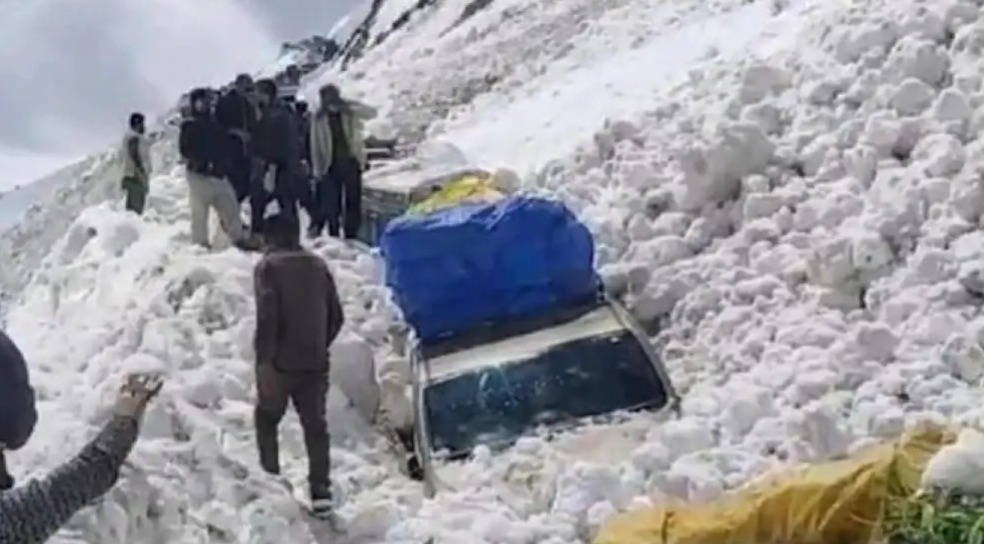 তুষারধসে লাদাখের জোজিলা পাসে মৃত ৭, শোকপ্রকাশ কেন্দ্রীয় মন্ত্রী-শিখর ধাওয়ানের